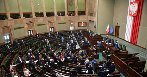 Czy w Sejmie znów w ławach zasiądzie 460 posłów i skończy się głosowanie przy użyciu tabletów? Jest na to szansa. Wicemarszałek Sejmu Piotr Zgorzelski zapowiedział złożenie wniosku do marszałek Sejmu Elżbiety Witek o odmrożenie obrad izby. 