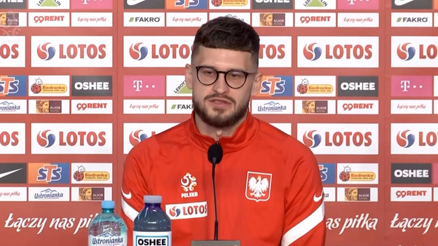 W załączonym fragmencie fragment konferencji z udziałem pomocnika Reprezentacji Polski Mateusza Klicha. 