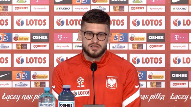 W załączonym fragmencie fragment konferencji z udziałem pomocnika Reprezentacji Polski Mateusza Klicha. 