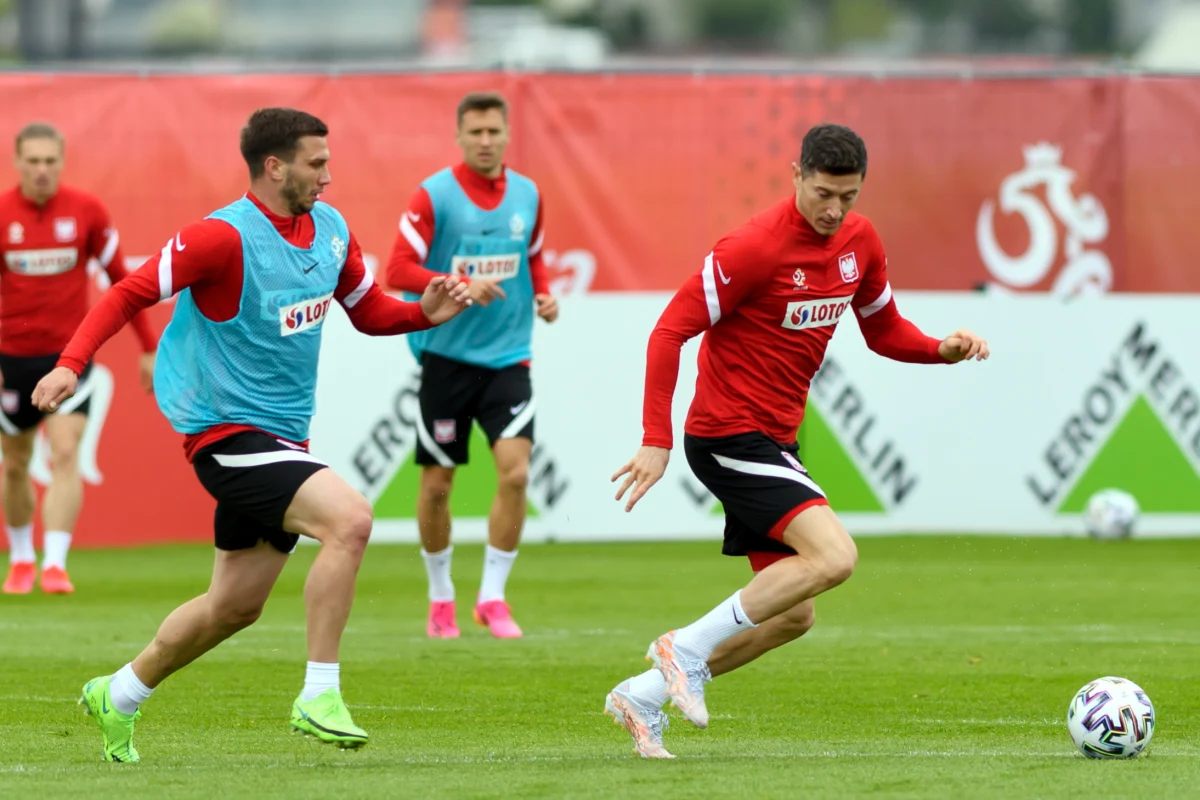 Pięciu piłkarzy powołanych przez Paulo Sousę na zgrupowanie reprezentacji Polski w Opalenicy nie zagra w meczu z Rosją. To towarzyskie starcie – jeden z dwóch sprawdzianów kadry przed zbliżającymi się mistrzostwami Europy – rozegrane zostanie w najbliższy wtorek we Wrocławiu.