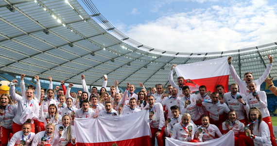 Polscy lekkoatleci triumfują w Chorzowie: obronili tytuł drużynowych mistrzów Europy! W dwudniowych zmaganiach biało-czerwoni – występujący bez kilku swoich wielkich gwiazd – odnieśli dziesięć zwycięstw. Ich triumf do ostatniej konkurencji stał jednak pod znakiem zapytania. Pomógł nieco pech Brytyjczyków, którzy w biegu sztafetowym zgubili pałeczkę.