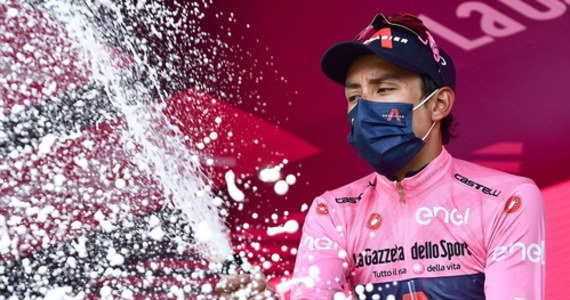 Kolumbijczyk Egan Bernal z drużyny Ineos Grenadiers wygrał 104. edycję wyścigu kolarskiego Giro d'Italia. Drugie miejsce zajął Włoch Damiano Caruso (Bahrain Victorious), a trzecie Brytyjczyk Simon Yates (BikeExchange). "Jeszcze do mnie nie dociera, co osiągnąłem. Nie potrafię tego opisać. Mnóstwo kolumbijskich flag. Jestem bardzo wzruszony - skomentował Bernal. 