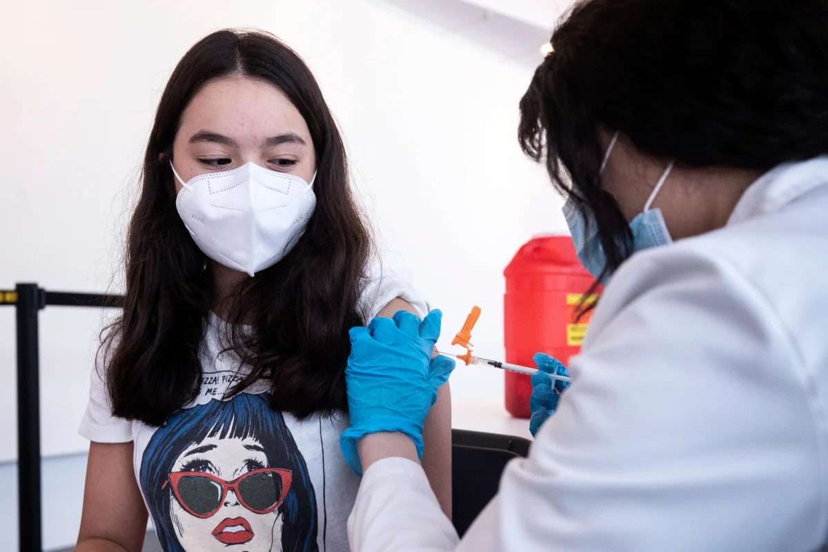 "Myślę, że szczepienia dzieci od 12. roku życia możliwe są jeszcze w czerwcu. Decyzję podejmie minister zdrowia" – powiedział prezes Urzędu Rejestracji Produktów Leczniczych, Wyrobów Medycznych i Produktów Biobójczych dr Grzegorz Cessak. Dodał, że trwają badania kliniczne nad skutecznością szczepionki u dzieci wieku od 6 miesięcy do 12 lat.
