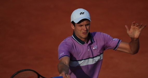Rozstawiony z numerem 19. Hubert Hurkacz po raz trzeci z rzędu odpadł w pierwszej rundzie wielkoszlemowego turnieju French Open. Polski tenisista tym razem przegrał na otwarcie z holenderskim kwalifikantem Botikiem Van De Zandschulpem 7:6 (7-5), 7:6 (7-4), 2:6, 2:6, 4:6.