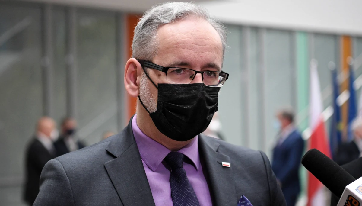 Będą rekomendował, aby maseczki nosić w pomieszczeniach jeszcze co najmniej w wakacje - powiedział PAP minister zdrowia Adam Niedzielski.