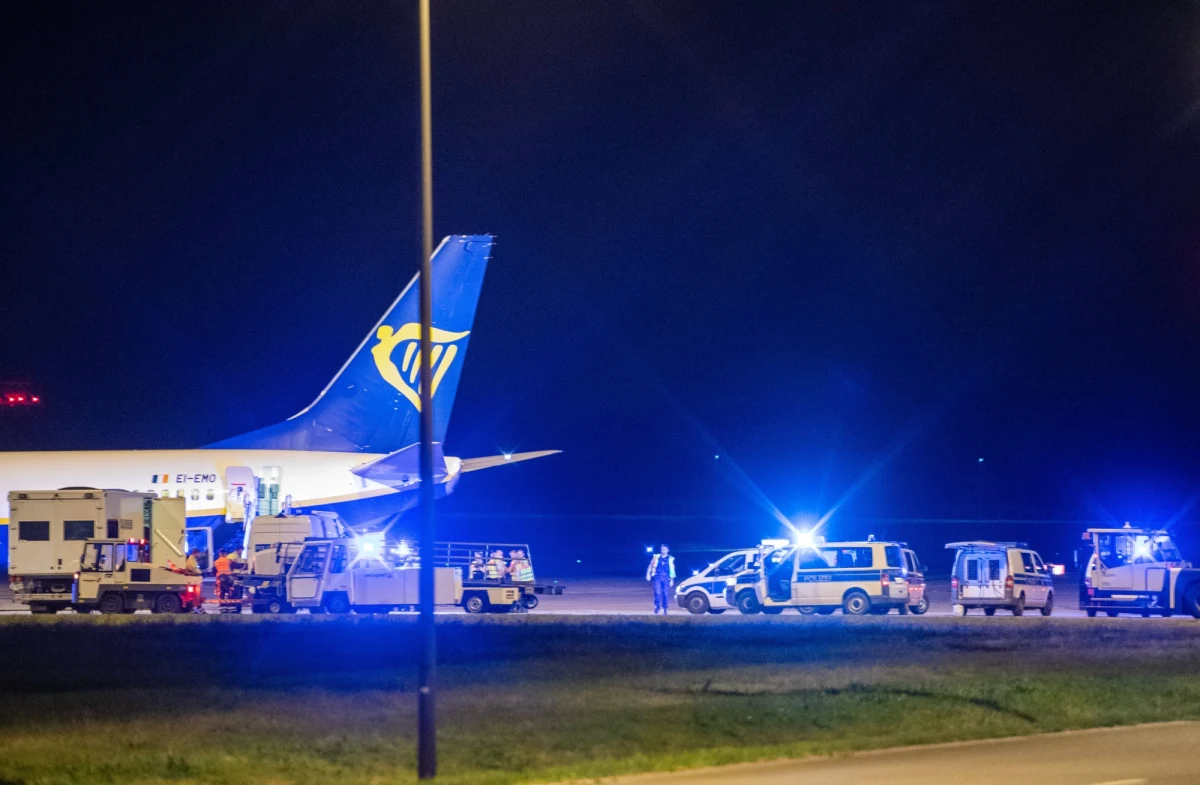 Małopolska policja wszczęła dochodzenie w sprawie fałszywego alarmu bombowego na pokładzie samolotu Ryanaira. Maszyna leciała z Dublina do Krakowa. Ze względu na zgłoszone zagrożenie lotnicze musiała awaryjnie wylądować na lotnisku w Berlinie. 