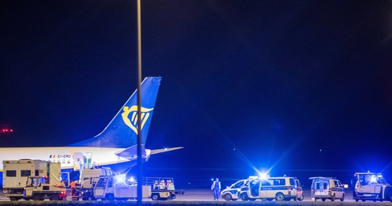 Małopolska policja wszczęła dochodzenie w sprawie fałszywego alarmu bombowego na pokładzie samolotu Ryanaira. Maszyna leciała z Dublina do Krakowa. Ze względu na zgłoszone zagrożenie lotnicze musiała awaryjnie wylądować na lotnisku w Berlinie. 