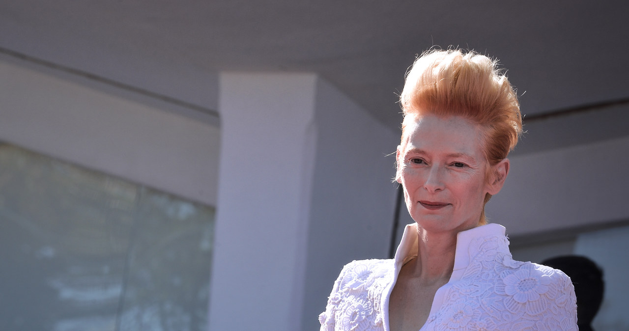 "Sztuka jest dobra, ponieważ przypomina, że mamy przede wszystkim duszę" - mawia Tilda Swinton. Obecnie można oglądać ją na wielkim ekranie w "Ludzkim głosie" Pedra Almodovara, gdzie gra porzuconą kobietę, żegnającą się z ukochanym. Hiszpański reżyser zapowiada, że to nie koniec ich współpracy.