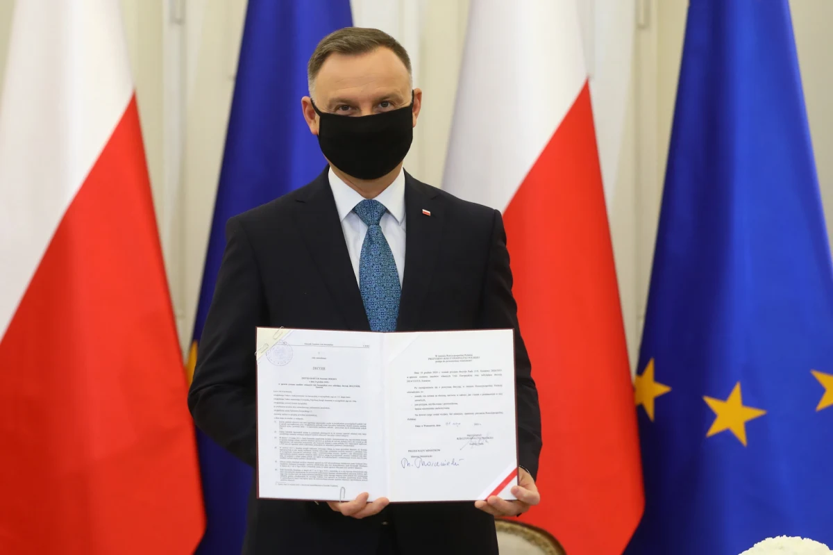 Andrzej Duda ratyfikował decyzję unijnych przywódców dot. uruchomienia Funduszu Odbudowy, który ma pomóc unijnym gospodarkom uporać się z kryzysem spowodowanym pandemią koronawirusa. Wcześniej polski prezydent podpisał ustawę ratyfikacyjną. W ramach Funduszu Odbudowy Polska może liczyć na 58 miliardów euro.
