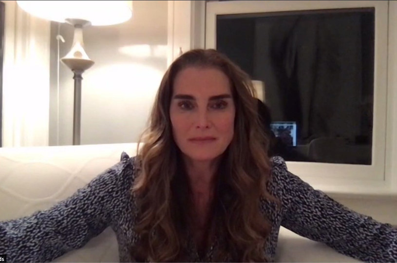 Brooke Shields, słynna modelka i aktorka, którą widzowie znają m.in. z "Błękitnej laguny" czy "Ślicznotki", w najnowszym wywiadzie ujawniła, że cierpi na rogowacenie słoneczne - schorzenie, które z czasem może rozwinąć się w nowotwór skóry. Gwiazda w młodości uwielbiała się opalać, ale nie stosowała przy tym kosmetyków z filtrami. "Normą było smarowanie się olejkiem i smażenie na słońcu. Byliśmy młodzi i nie mieliśmy pojęcia, że narażamy się na raka skóry" - wyznała Shields.