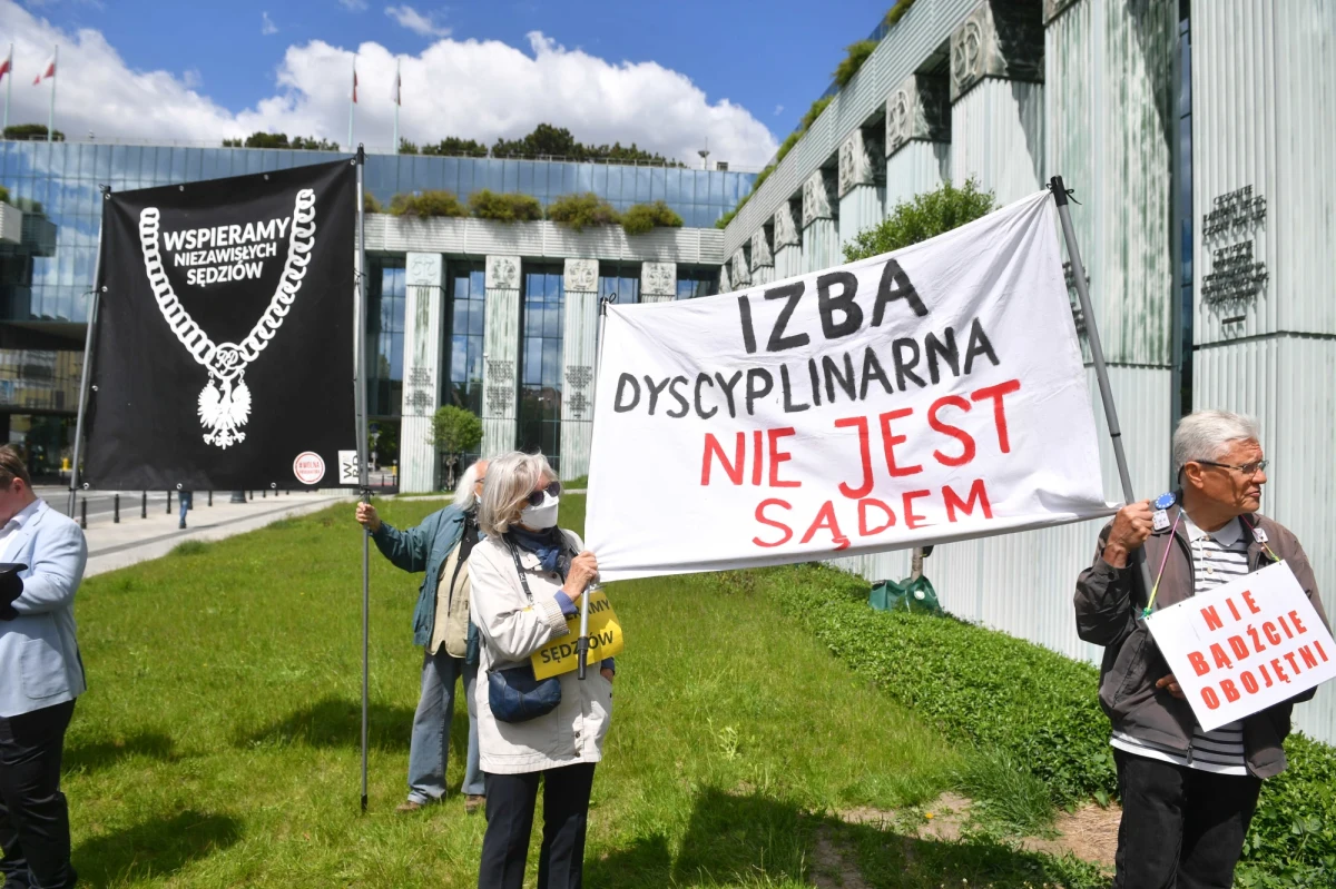 Izba Dyscyplinarna Sądu Najwyższego wróciła do rozpatrywania wniosku o uchylenie immunitetu sędziemu tego sądu, prof. Włodzimierzowi Wróblowi. Prokuratorzy chcą mu postawić zarzut zaniedbania, w wyniku którego skazany spędził prawie miesiąc za kratami. Przed sądem poparcie dla sędziego Wróbla manifestowała grupa prawników. 