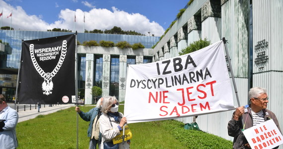 Izba Dyscyplinarna Sądu Najwyższego wróciła do rozpatrywania wniosku o uchylenie immunitetu sędziemu tego sądu, prof. Włodzimierzowi Wróblowi. Prokuratorzy chcą mu postawić zarzut zaniedbania, w wyniku którego skazany spędził prawie miesiąc za kratami. Przed sądem poparcie dla sędziego Wróbla manifestowała grupa prawników. 