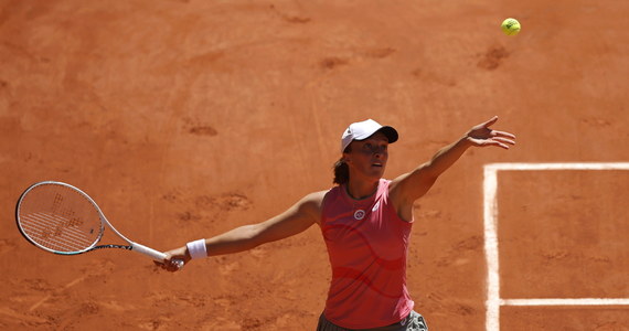 Iga Świątek awansowała do drugiej rundy wielkoszlemowego French Open: na inaugurację rywalizacji w Paryżu pokonała Słowenkę Kaję Juvan 6:0, 7:5. Rozstawiona z "ósemką" Polka, która świętuje dzisiaj 20. urodziny, broni tytułu wywalczonego na kortach im. Rolanda Garrosa przed rokiem.