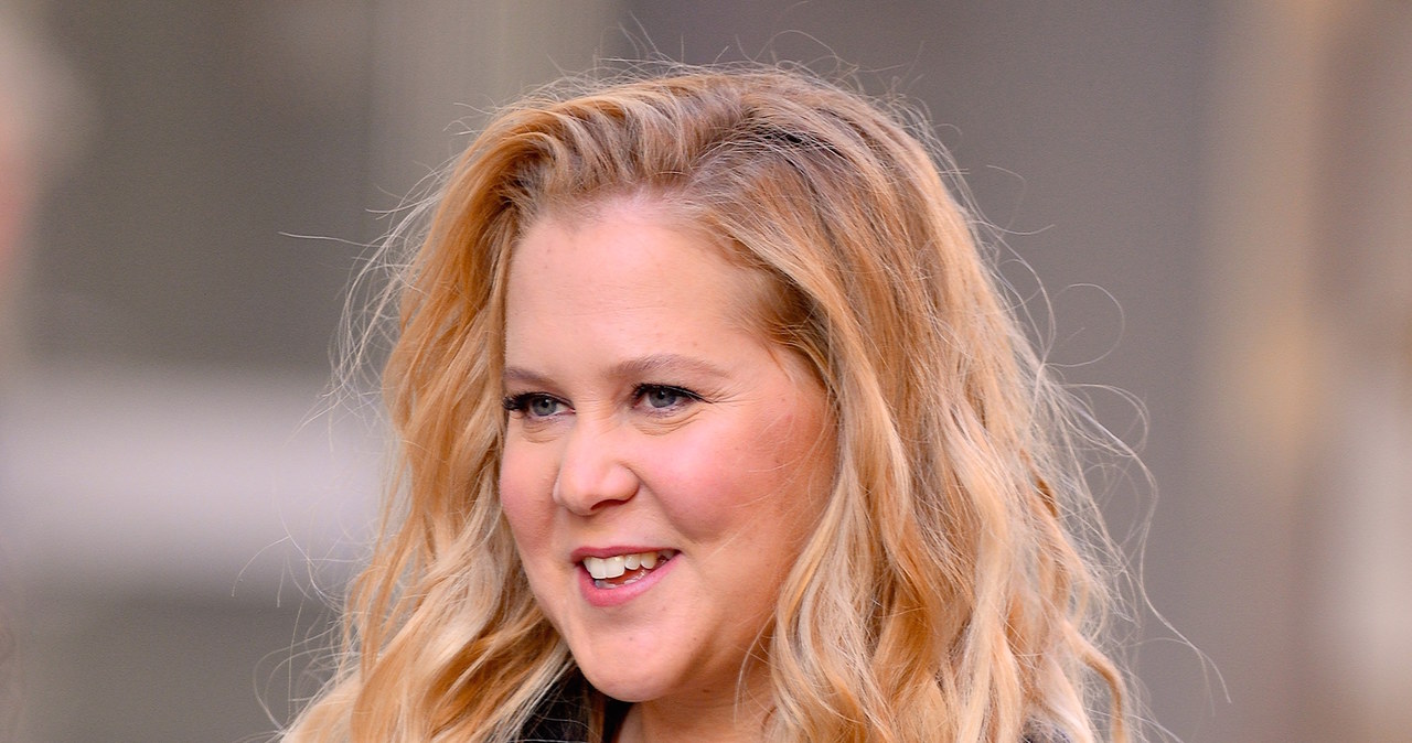 Przesuwa granice dobrego smaku, łamie konwenanse i nie boi się tematów, które uznawane są za kontrowersyjne. Amy Schumer - amerykańska aktorka komediowa, specjalizującą się w stand-upie, scenarzystka oraz producentka - skończyła 40 lat. "Nie chcę brać udziału w tej grze i odnieść sukcesu. Chcę zmienić jej zasady" - mówiła w rozmowie z magazynem "Vogue".