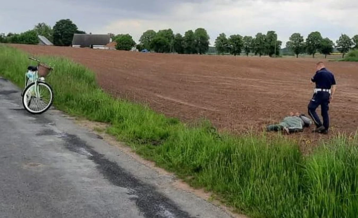 Policjant z Grupy Speed dogonił na rowerze motocyklistę, który nie zatrzymał się do kontroli i podjął próbę ucieczki - podała w poniedziałek warmińsko-mazurska policja. Zatrzymany nie miał uprawnień do kierowania motocyklem i był pod wpływem alkoholu.