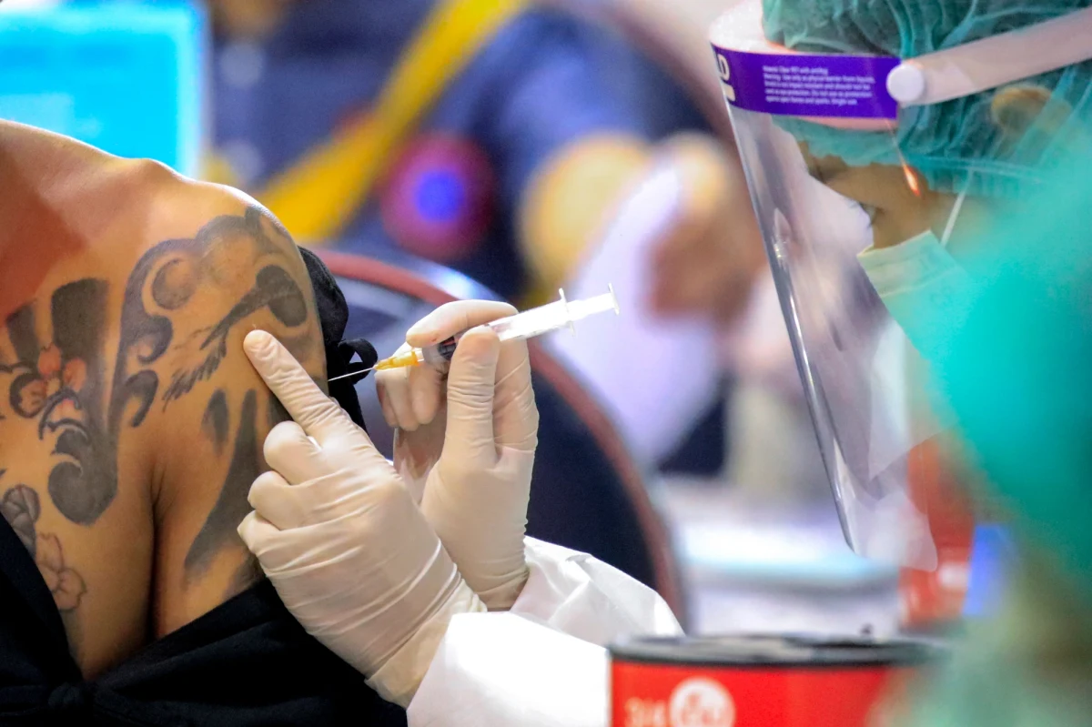 Komisja Europejska poinformowała, że ograniczenie dostaw szczepionek przeciw Covid-19 przez firmę Johnson & Johnson do krajów członkowskich UE jest tylko tymczasowe. Jak podkreśla KE, koncern deklaruje, że wywiąże się z umowy w sprawie dostaw na 2021 rok.