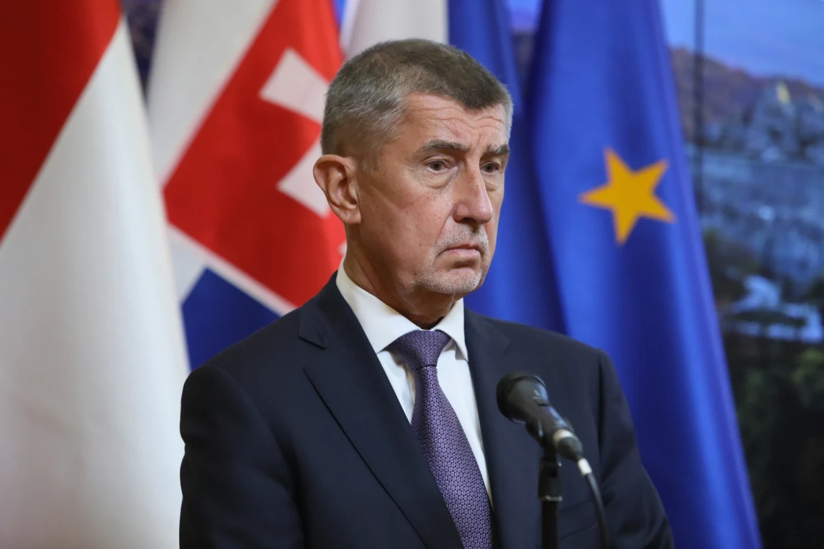 Czeska policja postanowiła o postawieniu zarzutów premierowi Andrejowi Babiszowi i jego byłej współpracowniczce Janie Mayerovej. Chodzi o rzekome wyłudzenie 2 mln euro europejskich dotacji. Dalsze kroki karne zależą od prokuratury. Prokuratura może zdecydować o wniesieniu aktu oskarżenia, odrzuceniu zarzutów lub o innych rozwiązaniach.