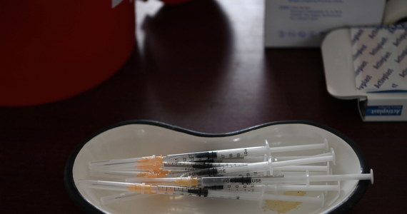 Komisja Europejska zdecydowała o zatwierdzeniu stosowania szczepionki BioNTech/Pfizer przeciwko Covid-19 dla dzieci w wieku 12-15 lat - poinformowała unijna komisarz ds. zdrowia Stella Kyriakides.