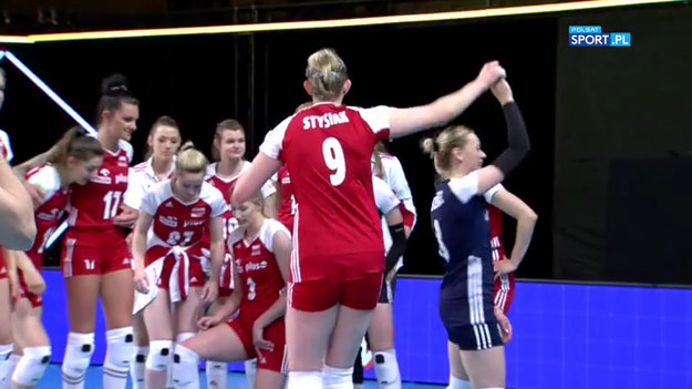 Reprezentantki Polski - Maria Stenzel i Magdalena Stysiak świętowały zwycięstwo nad Koreankami (3:0) w rytm utworu Zenka Martyniuka "Oczy zielone".