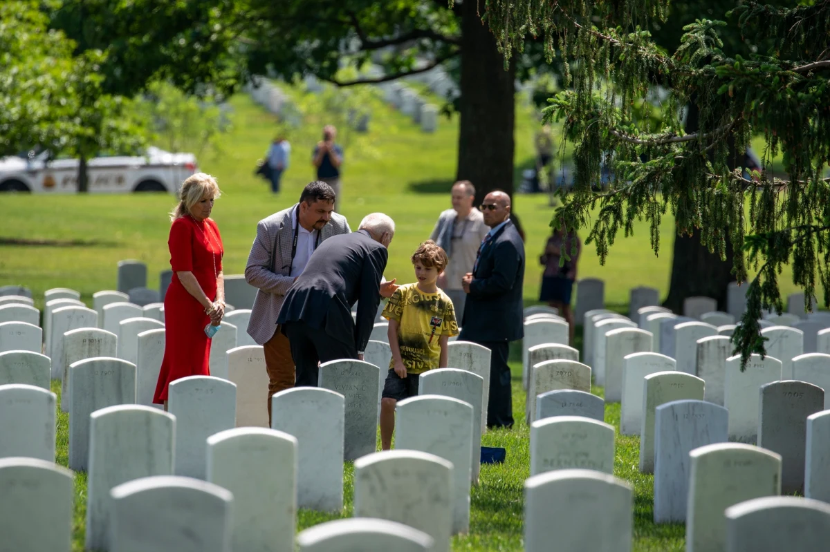 W ostatni poniedziałek maja przypada Memorial Day, Amerykanie wspominają tych, którzy oddali życie za kraj. Na Cmentarzu Narodowym w Arlington prezydent Joe Biden złożył wieniec przy Grobie Nieznanego Żołnierza. Na pobliskim pomniku Korpusu Piechoty Morskiej wciągnięto flagę na maszt. Przy okazji tego święta niezwykłe spotkanie z prezydentem USA miał nasz amerykański korespondent, Paweł Żuchowski z synem. "Nieprawdopodobne. Syn ma pamiątkę na całe życie" - relacjonował dziennikarz RMF FM.