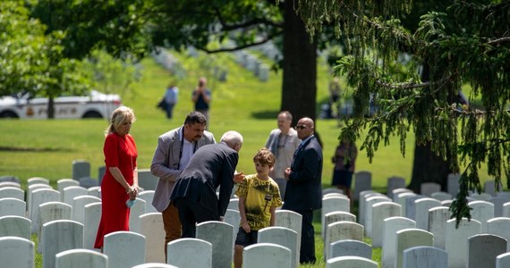 W ostatni poniedziałek maja przypada Memorial Day, Amerykanie wspominają tych, którzy oddali życie za kraj. Na Cmentarzu Narodowym w Arlington prezydent Joe Biden złożył wieniec przy Grobie Nieznanego Żołnierza. Na pobliskim pomniku Korpusu Piechoty Morskiej wciągnięto flagę na maszt. Przy okazji tego święta niezwykłe spotkanie z prezydentem USA miał nasz amerykański korespondent, Paweł Żuchowski z synem. "Nieprawdopodobne. Syn ma pamiątkę na całe życie" - relacjonował dziennikarz RMF FM.