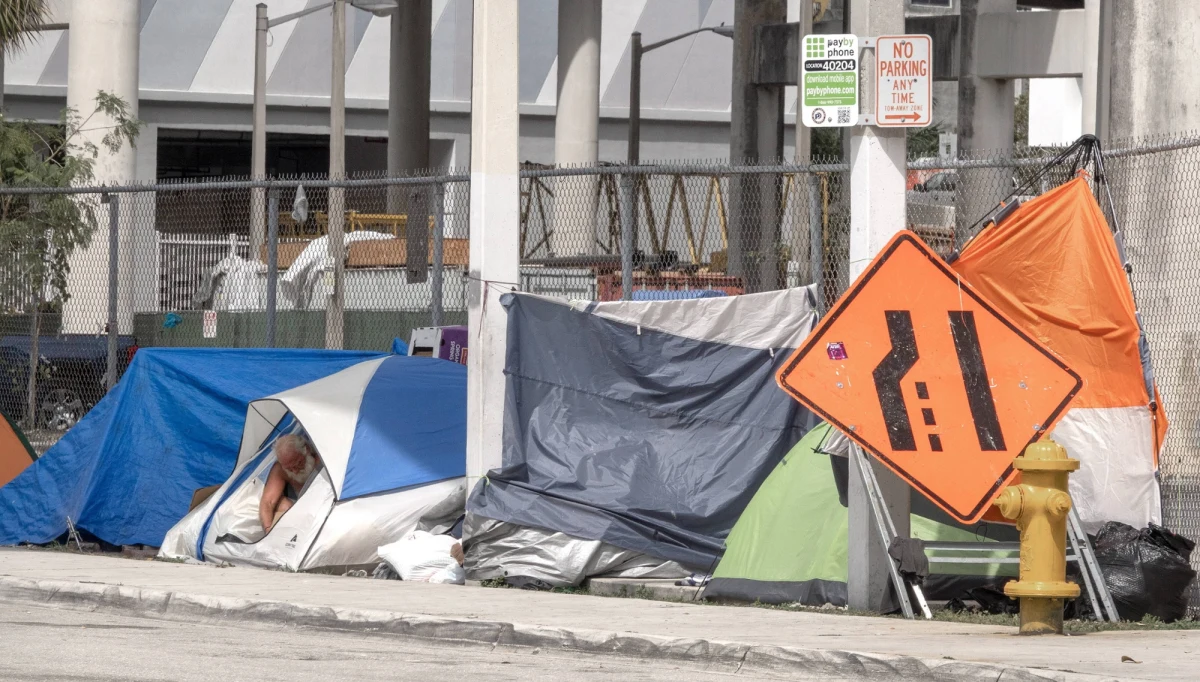 Ponad 11 milionów Amerykanów zalega z zapłatą czynszu od czasu wybuchu epidemii. Kiedy w czerwcu wygaśnie moratorium na eksmisję, wielu z nich może stracić miejsce zamieszkania - ostrzegają amerykańskie media.