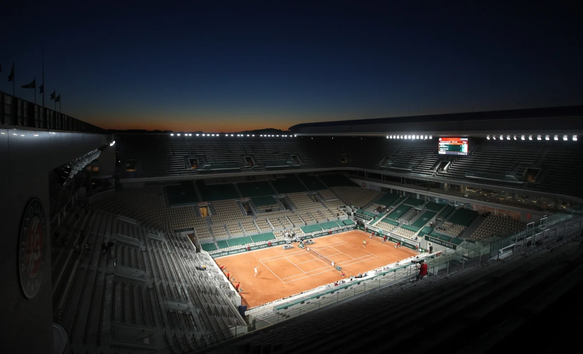 Magda Linette przy okazji meczu pierwszej rundy wielkoszlemowego French Open cofnie się wspomnieniami o dwa lata: wówczas również na otwarcie paryskiego turnieju zmierzyła się z tenisistką gospodarzy Chloe Paquet. Rywalizację na kortach im. Rolanda Garrosa rozpoczną dzisiaj także debliści. Wśród nich: Hubert Hurkacz i Szymon Walków oraz Łukasz Kubot w parze z Brazylijczykiem Marcelo Melo.