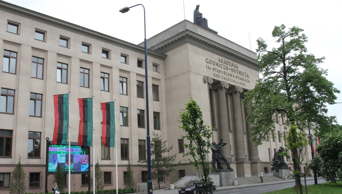 Pierwsze uczelnie zaczynają naciskać na studentów w sprawie szczepień. Budzi to wątpliwości prawne - informuje wtorkowa "Rzeczpospolita".