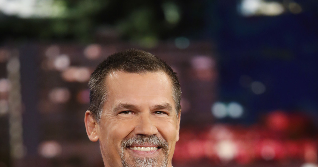 Josh Brolin zamieścił na Instagramie zdjęcie, na którym dał się uchwycić, siedząc na nocniku swojej 2-letniej córki, ze spuszczonymi spodniami. Skąd taki pomysł? Aktor liczy, że dzięki temu jego pociecha szybciej nauczy się z niego korzystać.