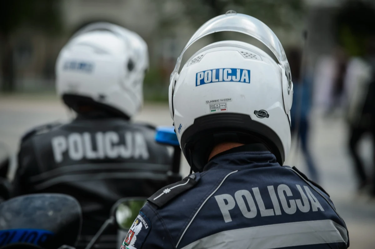 Pokaźne dodatki do uposażeń z puli MSWiA oraz Komendy Głównej otrzymali najwyżsi rangą członkowie kierownictwa policji. Jak ustalił reporter RMF FM, mowa o jednorazowych kwotach od prawie 5 tysięcy do kilkunastu tysięcy złotych. A wszystko to w czasie, gdy dla szeregowych policjantów znacząco ograniczono wypłaty z funduszu nagród. 