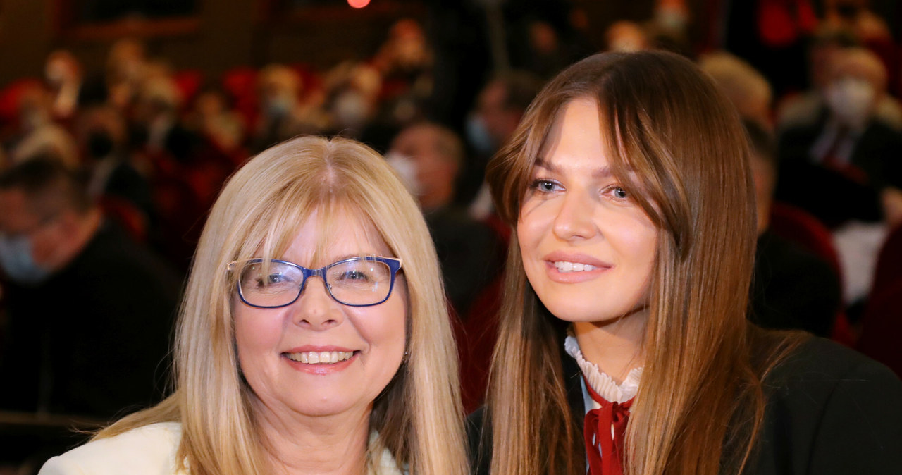 Uroczysta premiera filmu dokumentalnego "Położna", wyreżyserowana przez Marię Stachurską, mamę Anny Lewandowskiej, odbyła się 31 maja w Łodzi. Bohaterka filmu, Stanisława Leszczyńska, to cioteczna prababcia żony polskiego piłkarza. Kobieta, będąc więźniarką nazistowskiego obozu koncentracyjnego Auschwitz-Birkenau, przyjęła tam około 3000 porodów. Nie jest wykluczone, że powstanie o niej film fabularny w Hollywood i że zostanie beatyfikowana.