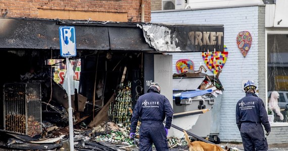 Aresztowano czterech podejrzanych o podłożenie ładunków wybuchowych w polskich supermarketach w Niderlandach. Chodzi o incydenty z przełomu 2020 i 2021 roku, kiedy doszło do szeregu eksplozji w supermarketach w Aalsmeer, Heeswijk-Dinther, Beverwijk (dwa razy) i Tilburgu.