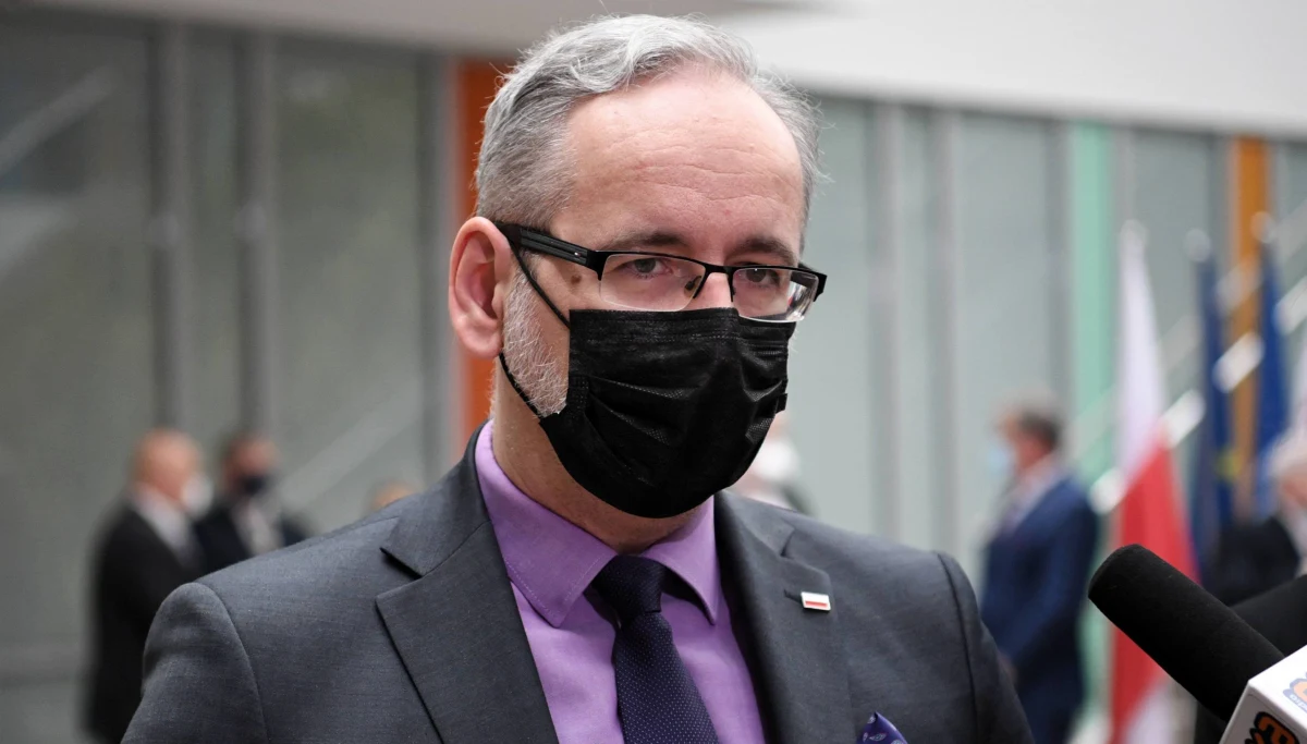 Od 1 czerwca Polska przystąpiła do systemu unijnych certyfikatów covidowych - poinformował minister zdrowia Adam Niedzielski. Jak dodał, certyfikaty będą mogły poświadczyć fakt zaszczepienia przeciwko Covid-19, bycia ozdrowieńcem oraz negatywny wynik testu PCR na obecność koronawirusa. Formalny start systemu nastąpi 1 lipca, kiedy wszystkie kraje uznają ten standard. 
