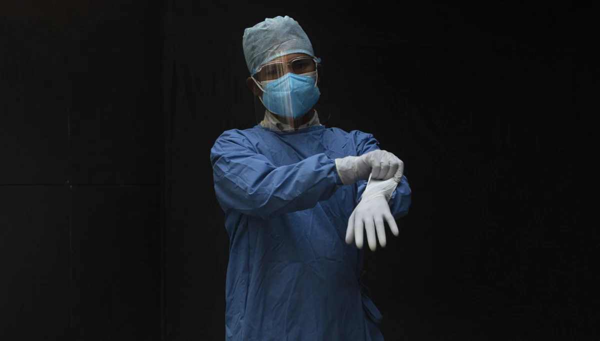 Przygotowujemy projekt, który wydłuży kwarantannę z 10 do 14 dni dla osób ze zidentyfikowaną alertową mutacją koronawirusa - powiedział we wtorek minister zdrowia Adam Niedzielski. Podkreślił, że nadzór sanepidu nad takimi ogniskami ma specjalny charakter.