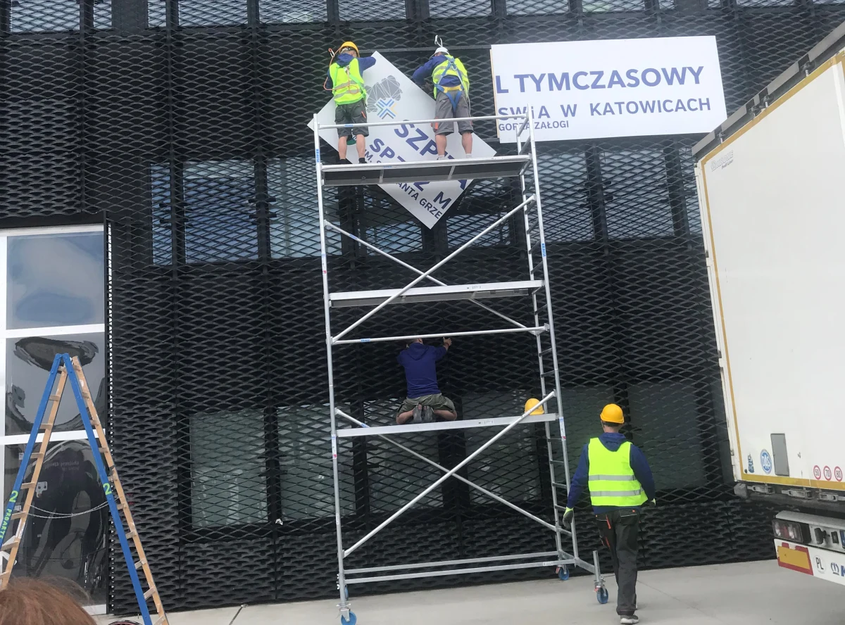 Koniec szpitala tymczasowego dla chorych na Covid- 19 w Katowicach. Właśnie rozpoczęła się jego likwidacja. Ma ona trwać do końca miesiąca. Szpital działał na ternie Międzynarodowego Centrum Kongresowego.