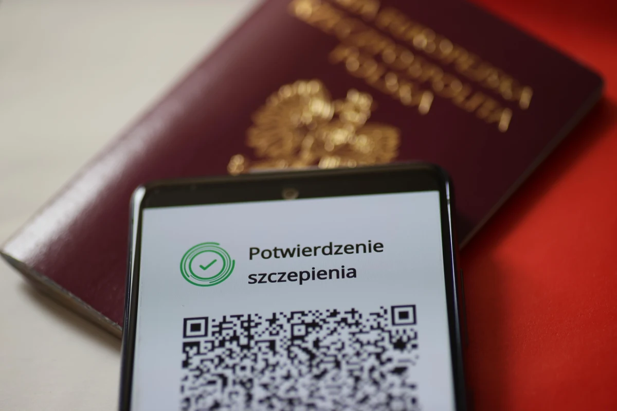 Już od 1 czerwca można pobierać Unijne Certyfikaty Covid, które ułatwią nam bezpieczne podróżowanie pomiędzy krajami Unii Europejskiej w czasie pandemii. Mają potwierdzać fakt bycia zaszczepionym, negatywny wynik testu na koronawirusa bądź też przechorowanie Covid-19. Dostępne będą w formacie papierowym bądź cyfrowym. Jak je pobrać? Podpowiedzi znajdziecie w artykule.