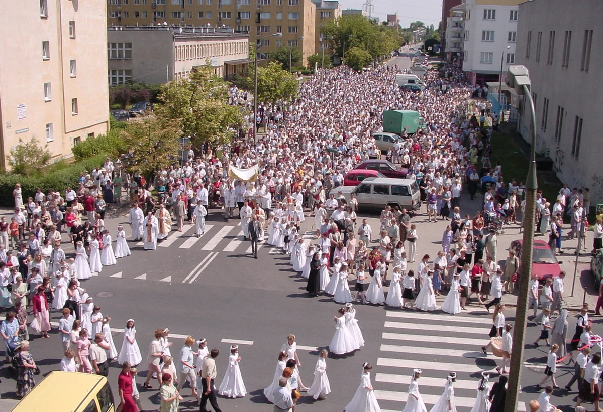 Boże Ciało, czyli uroczystość Najświętszego Ciała i Krwi Chrystusa, to jedno z ważniejszych świąt katolickich. Wypada zawsze w czwartek, 60 dni po Wielkanocy. 