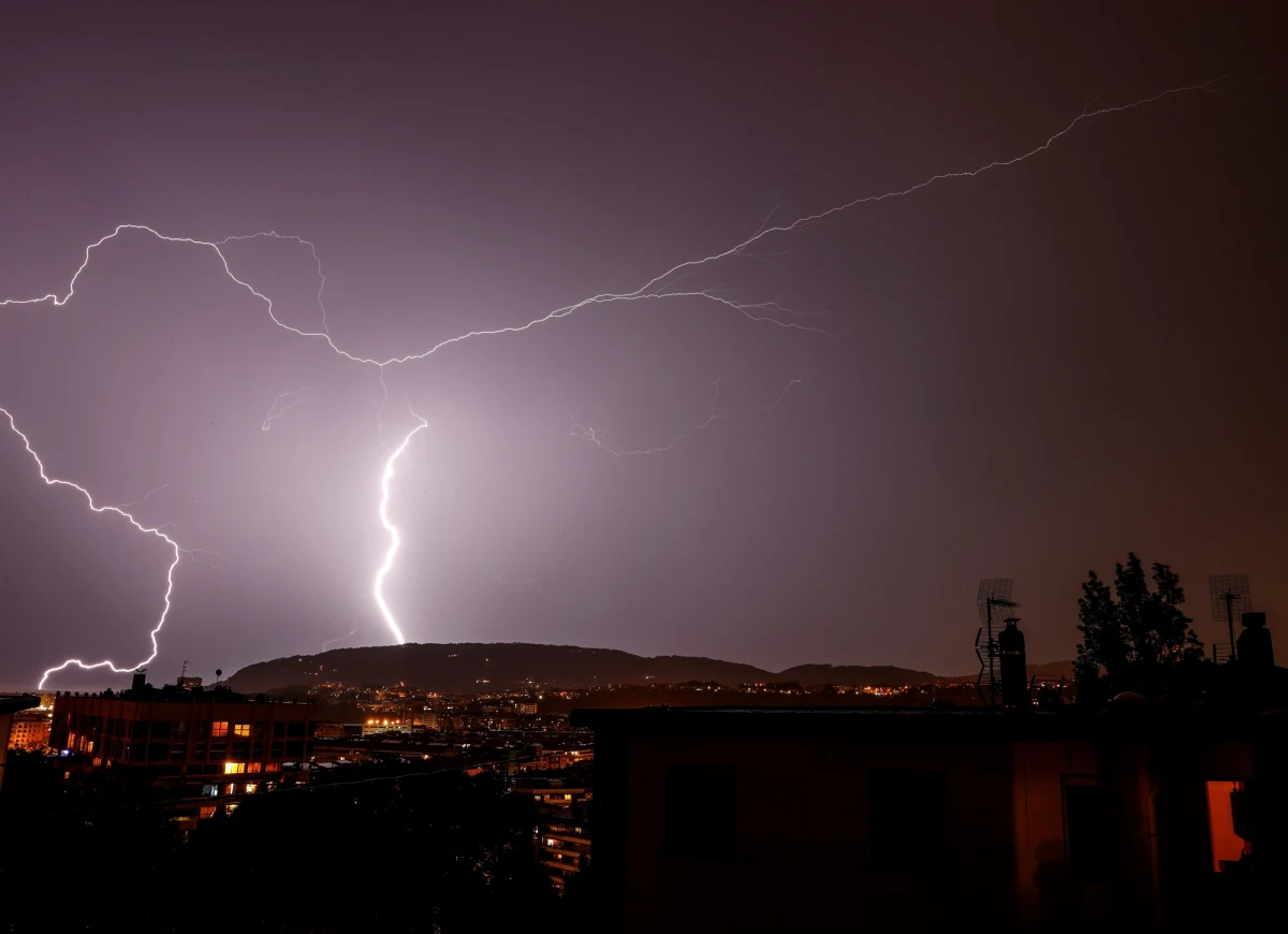 "Popołudniu nad Polską będzie spore zróżnicowanie pogodowe. Zachmurzenie i opady deszczu na północy i zachodzie kraju" – przekazał Szymon Ogórek, synoptyk Instytutu Meteorologii i Gospodarki Wodnej. IMGW wydał ostrzeżenia pierwszego stopnia przed burzami z gradem dla województwa lubuskiego, części woj. wielkopolskiego, kujawsko-pomorskiego i pomorskiego. 