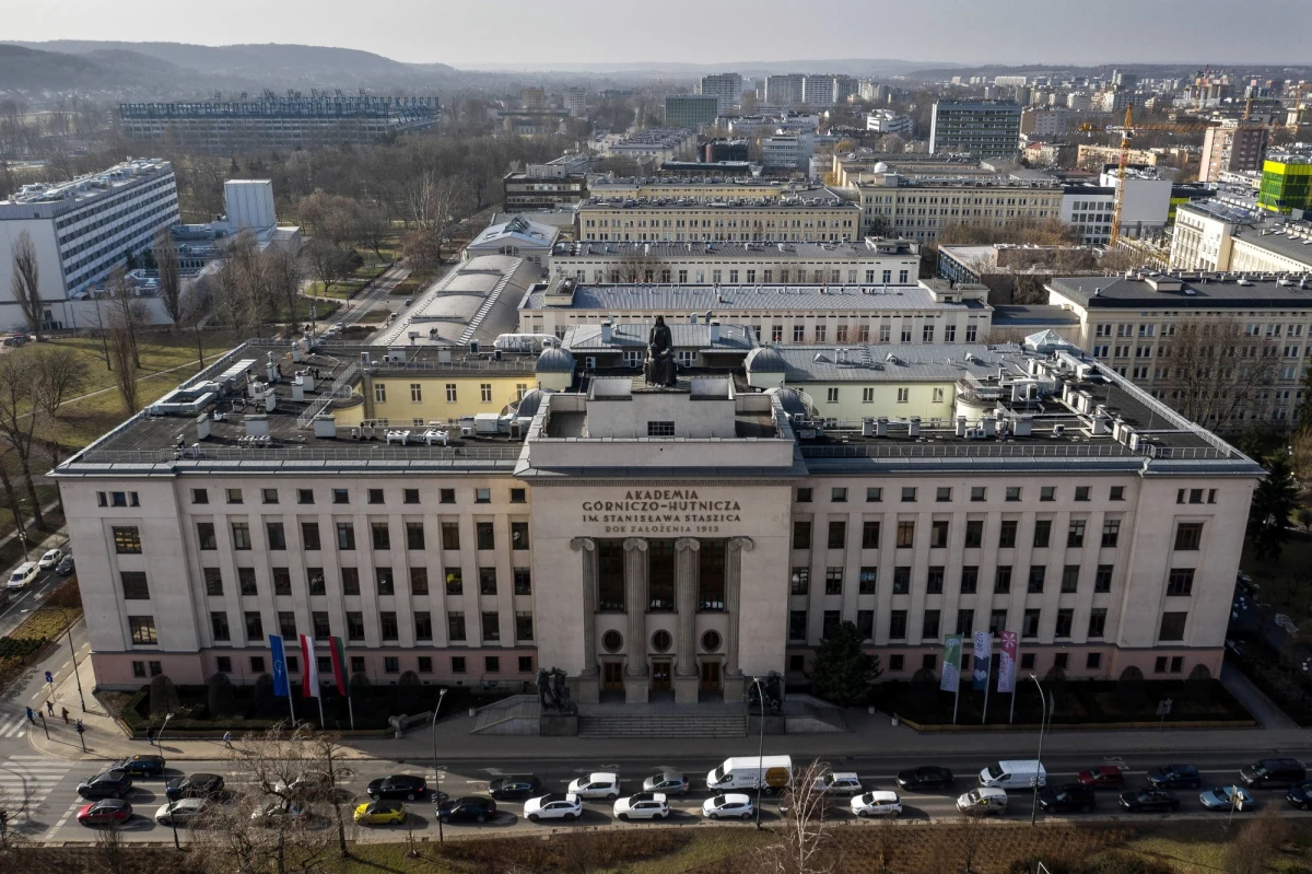 Rzecznik Praw Obywatelskich interweniuje ws. decyzji Akademii Górniczo-Hutniczej w Krakowie o praktykach studenckich tylko dla zaszczepionych, a zwłaszcza ws. decyzji uczelni o gromadzeniu danych studentów i pracowników dotyczących faktu zaszczepienia się.