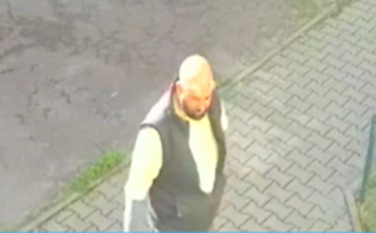 Stołeczna policja publikuje wizerunek mężczyzny, który okradł 90-letniego powstania warszawskiego Janusza Badurę. Stracił on 23 tys. złotych, kiedy chciał pomóc nieznajomemu, który poprosił go o pieniądze na paliwo.