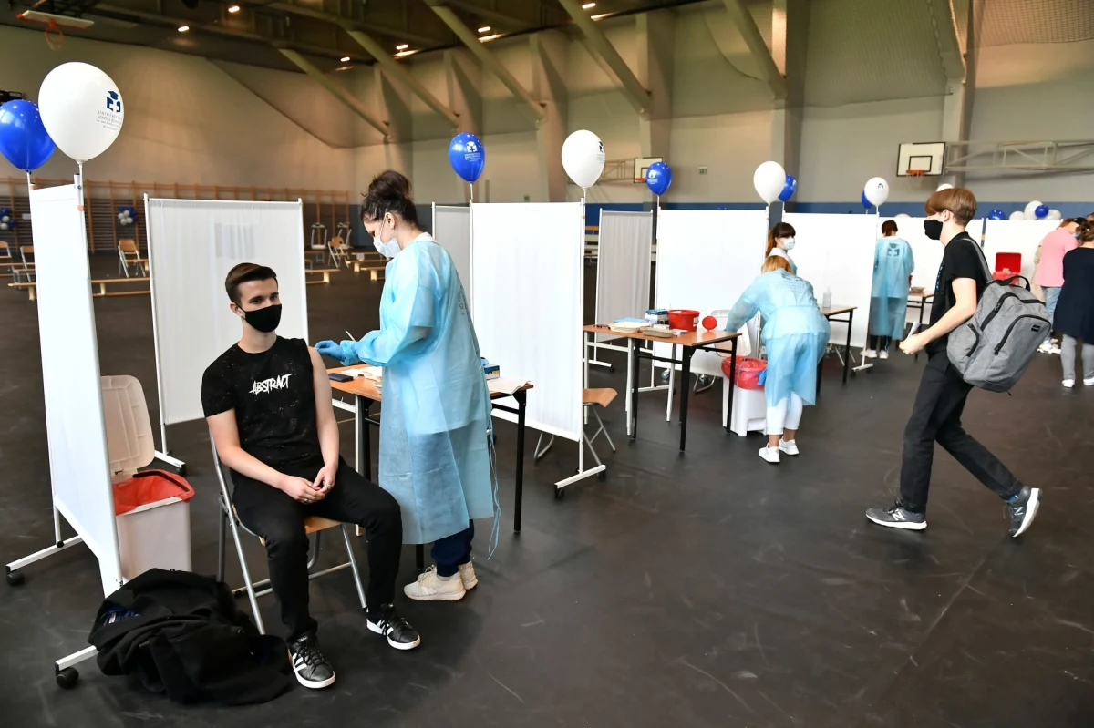 Od 7 czerwca rozpocznie się szczepienie dzieci w wieku od 12 do 15 lat przeciwko Covid-19 - poinformował szef KPRM Michał Dworczyk na wspólnej konferencji z ministrem zdrowia Adamem Niedzielskim oraz ministrem edukacji i nauki Przemysławem Czarnkiem. Jak podkreślił, będą to szczepienia w punktach, a od września w szkołach.