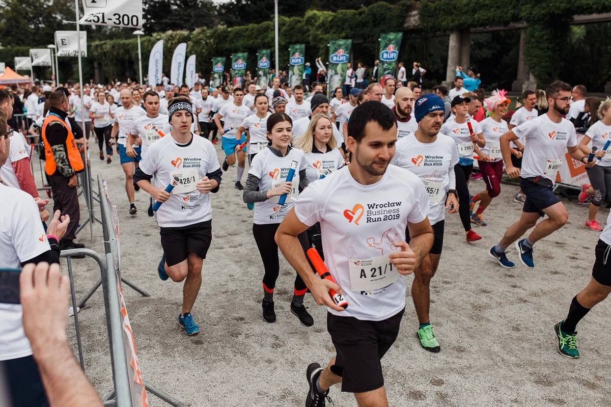 Wczoraj zakończyły się zapisy drużyn na charytatywną sztafetę biznesową Poland Business Run 2021. Na zawody, które odbędą się 5 września, zgłosiło się rekordowe 28,5 tys. biegaczy, chętnych pomagać osobom z dysfunkcjami narządów ruchu. Pomoc otrzyma między innymi Ewa, strażaczka, która w wyniku nowotworu straciła nogę i potrzebuje protezy, by móc wrócić do pracy.