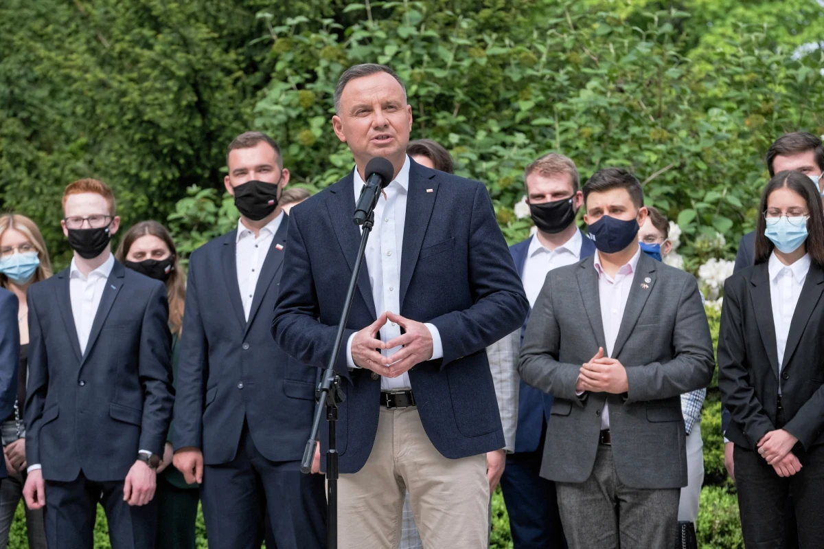 "Prezydent Andrzej Duda powołał we wtorek zespół do opracowania projektu ustawy ws. odbudowy Pałacu Saskiego" - poinformowała szefowa Kancelarii Prezydenta RP Grażyna Ignaczak-Bandych. Zespół ma przygotować projekt ustawy formalnie rozpoczynający odbudowę Pałacu Saskiego, do końca czerwca.