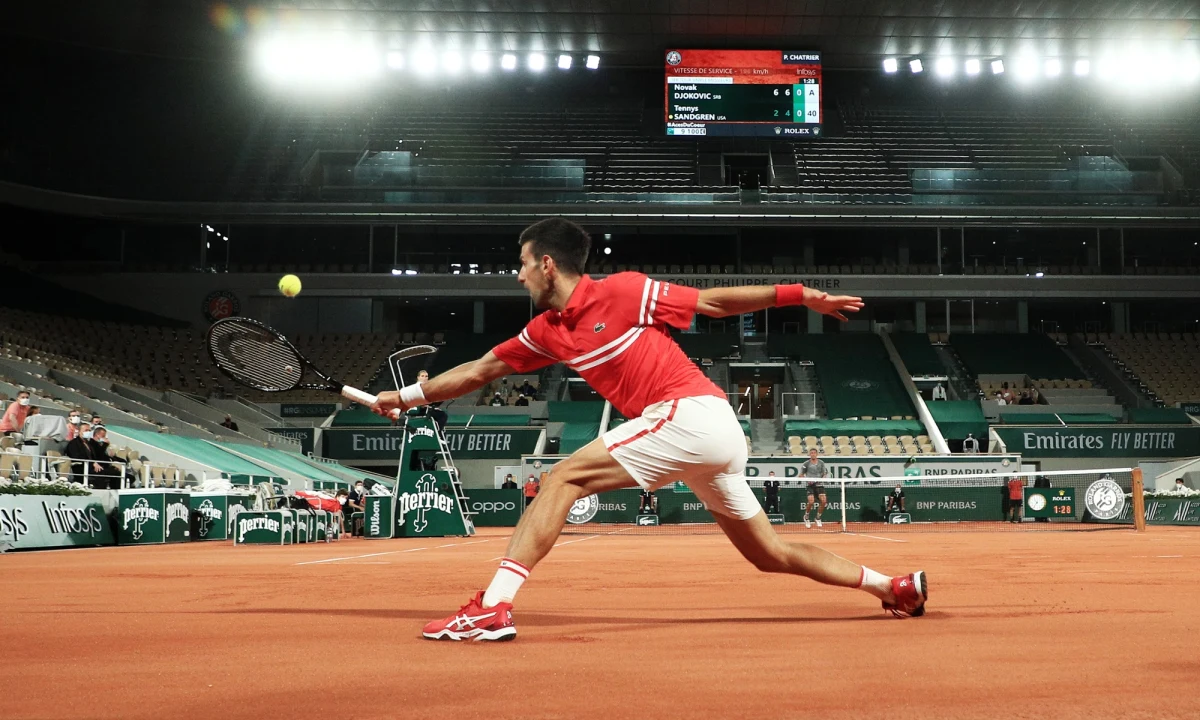 Lider światowego rankingu tenisistów Serb Novak Djokovic pewnie awansował do drugiej rundy French Open w Paryżu. W ostatnim meczu pokonał dokładnie w dwie godziny Amerykanina Tennysa Sandgrena 6:2, 6:4, 6:2.