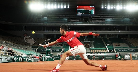 Lider światowego rankingu tenisistów Serb Novak Djokovic pewnie awansował do drugiej rundy French Open w Paryżu. W ostatnim meczu pokonał dokładnie w dwie godziny Amerykanina Tennysa Sandgrena 6:2, 6:4, 6:2.