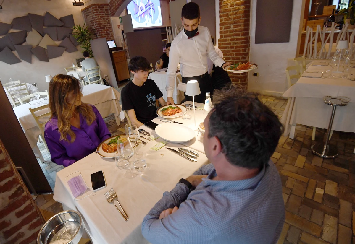 Przy stole w restauracji mogą siedzieć tylko cztery osoby, jeśli nie mieszkają razem - taki limit został utrzymany we Włoszech przez ministerstwo zdrowia. Mnożą się apele o zniesienie tego ograniczenia.