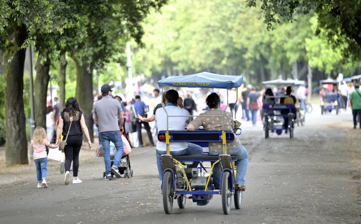 Przed nami dwa, trzy miesiące względnego spokoju, ale wirus nie zniknął - ostrzega szef kliniki chorób zakaźnych szpitala klinicznego nr 1 w Lublinie prof. Krzysztof Tomasiewicz. Dodaje, że aby nie było na jesieni kolejnej fali zakażeń, musimy zintensyfikować tempo szczepień.