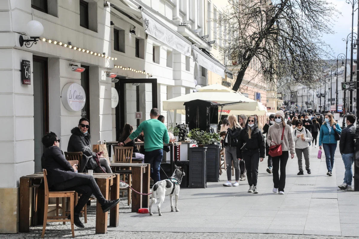 Minister zdrowia Adam Niedzielski na konferencji prasowej ma przekazać informacje dotyczące zmian w obostrzeniach. Jak poinformował we wtorek jedna z decyzji ma dotyczyć spontanicznych zgromadzeń. Nowe obostrzenia mają obowiązywać do wakacji.

