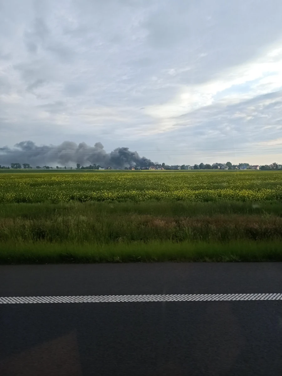 Płonie składowisko opon w Lubrzy niedaleko Prudnika na Opolszczyźnie - informujecie na Gorącą Linię RMF FM. Zdjęcie dostaliśmy od jednego z naszych internautów. 