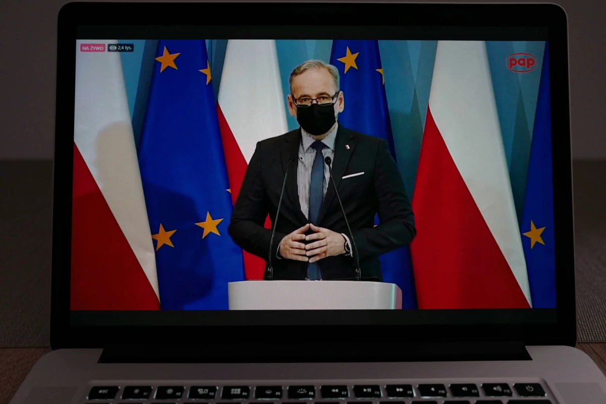 Sytuacja epidemiczna w Polsce ustabilizowała się. Odnotowujemy dalsze spadki dziennej liczby zakażeń i zajętości łóżek, mimo rosnącej mobilności Polaków. Dlatego przechodzimy do dalszego luzowania obostrzeń - powiedział minister zdrowia Adam Niedzielski. 